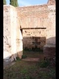 03183 ostia - regio i - insula xii - caseggiato dei triclini (i,xii,1) - nordseite - tuer zum oestlichen porticus - 01-2024.jpg